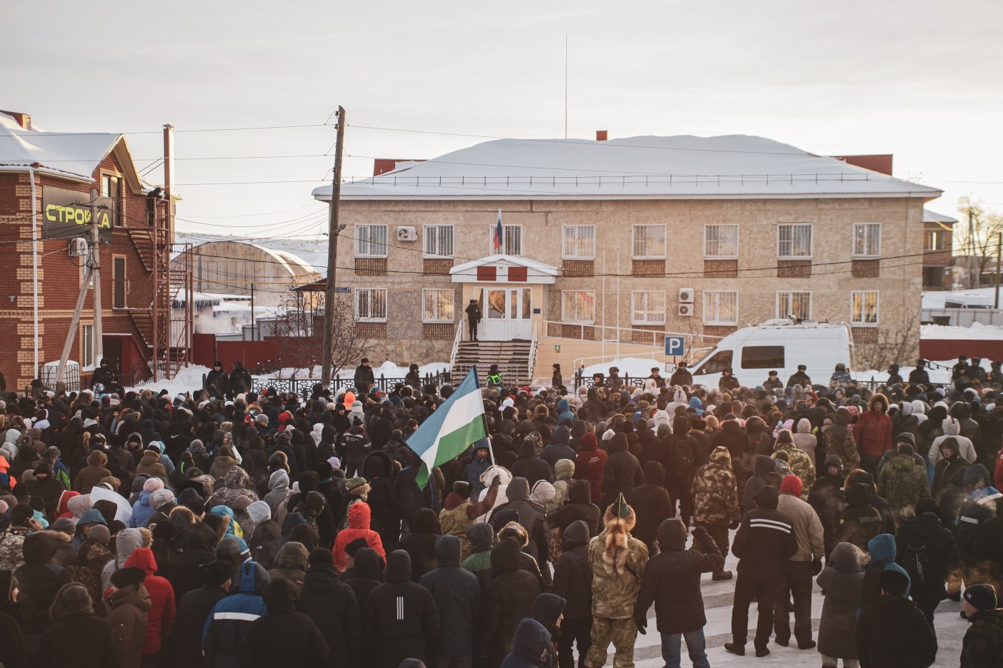 У Баймакского районного суда 17 января собрались тысячи жителей Башкортостана