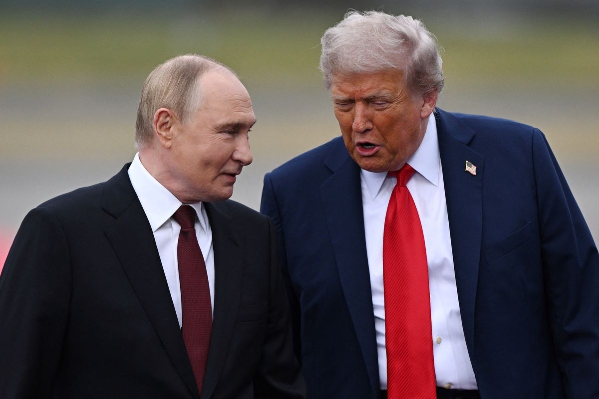 На Аляске Трамп нарушил протокол: встретил Путина и провез на своем автомобиле до места переговоров