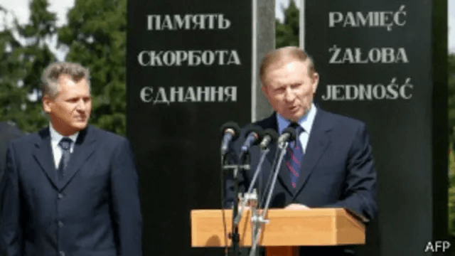Президент Украины Леонид Кучма и президент Польши Александр Квасьневский во время открытия памятника жертвам Волынской резни в украинском селе Павловка, 2003 год