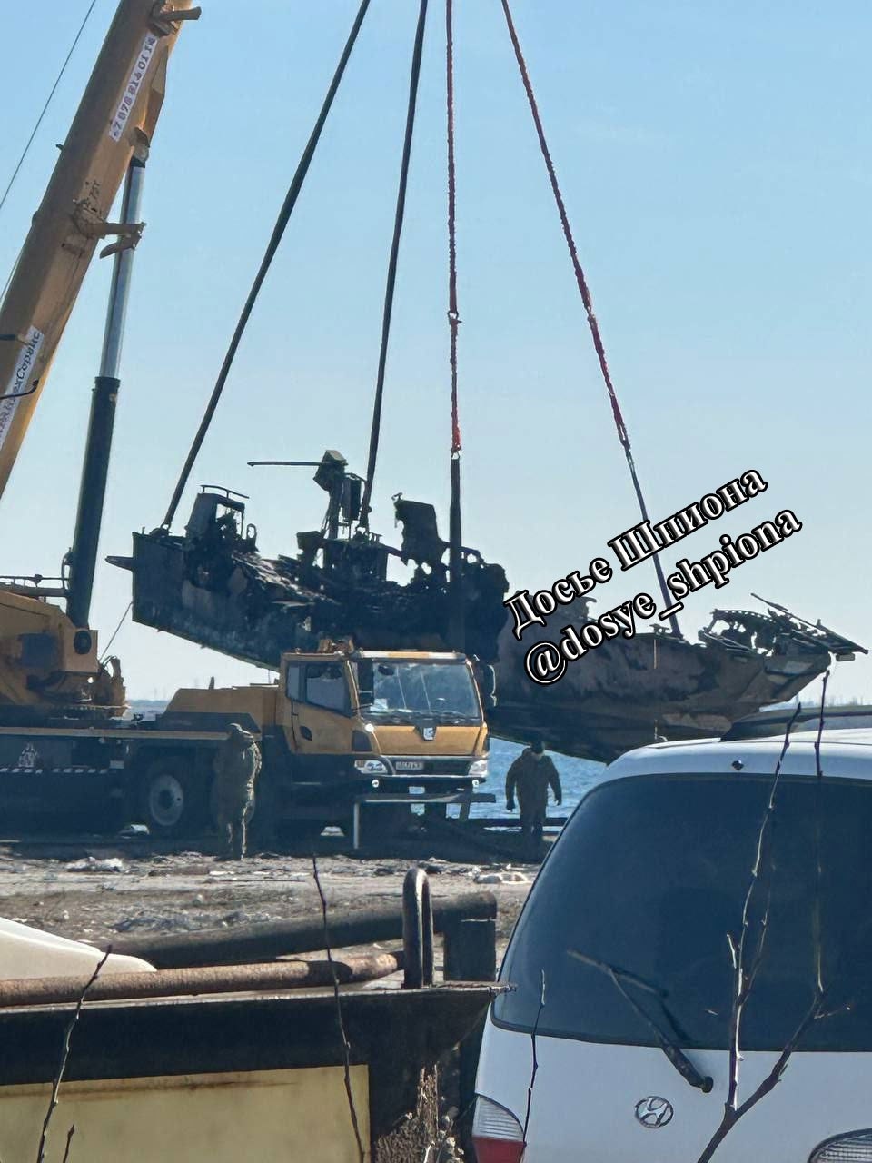 Уничтоженный в результате украинского удара в районе села Знаменское в Крыму 7 марта 2026 года катер проекта 03160 «Раптор»
