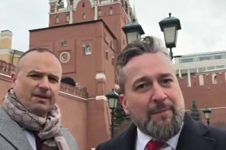 Давид Линдтнер и Любош Блага на фоне Кремля в Москве (слева направо)